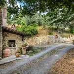 In A Overlooking Val Di Chiana בית נופש