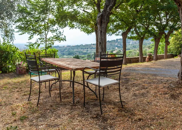 In A Overlooking Val Di Chiana Дом отдыха