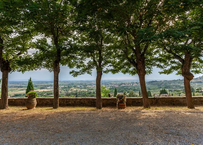 In A Overlooking Val Di Chiana * Кортона