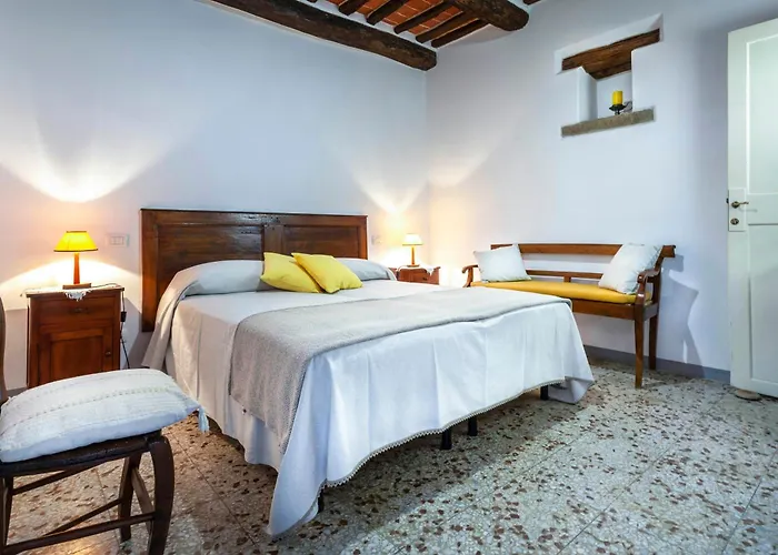 In A Overlooking Val Di Chiana Дом отдыха Кортона