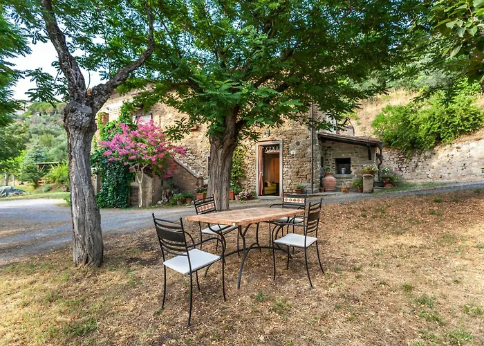 In A Overlooking Val Di Chiana Дом отдыха